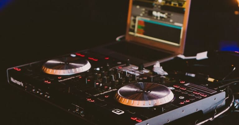 What Is Lo-Fi Music? 8 Best Examples & History